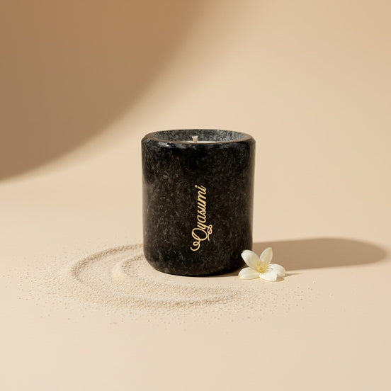 Polerowany czarny granit odbijający płomień świecy luksusowa dekoracja wnętrz