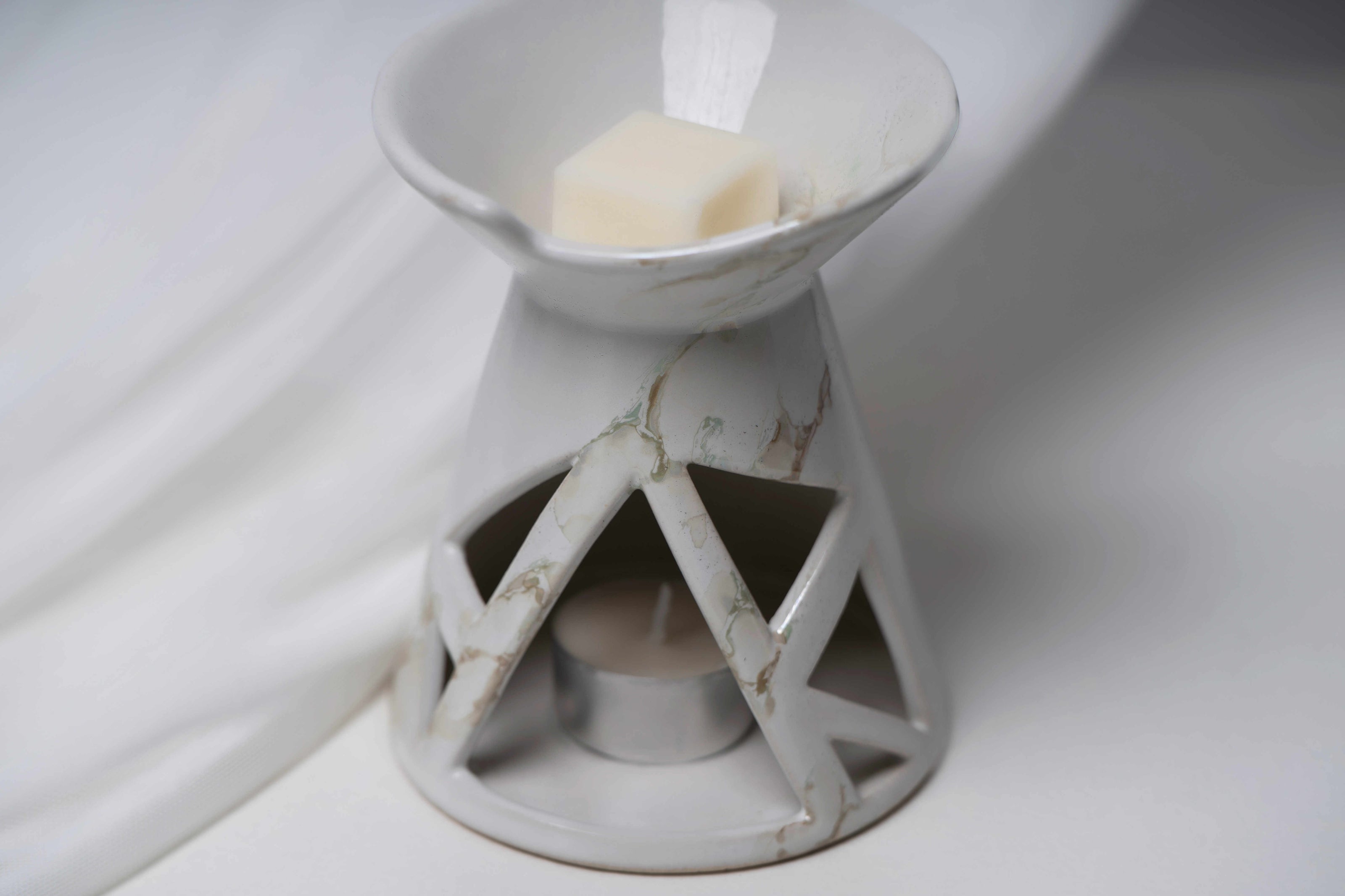 Ceramiczny kominek zapachowy ażurowy