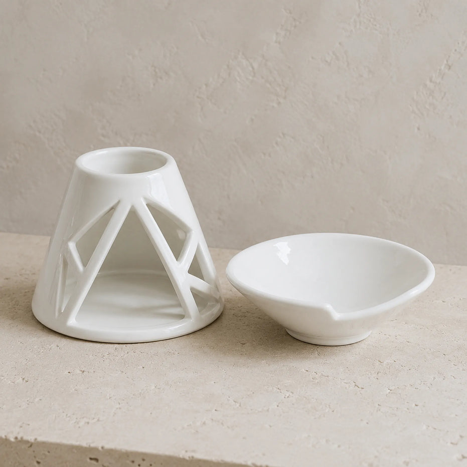 Biały ceramiczny kominek zapachowy Oyasumi rozłożony na podstawę i zdejmowaną miseczkę