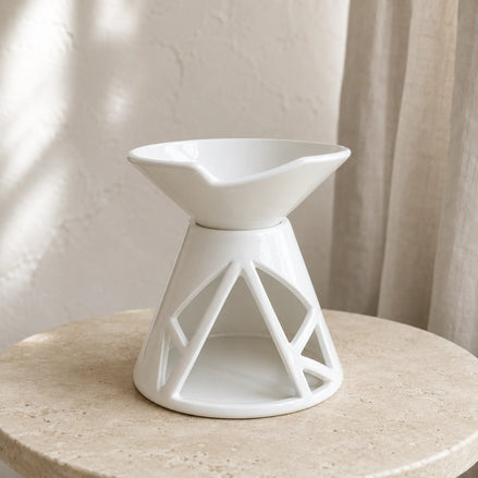 Biały ceramiczny kominek zapachowy Oyasumi z geometrycznymi wycięciami i zdejmowaną miseczką