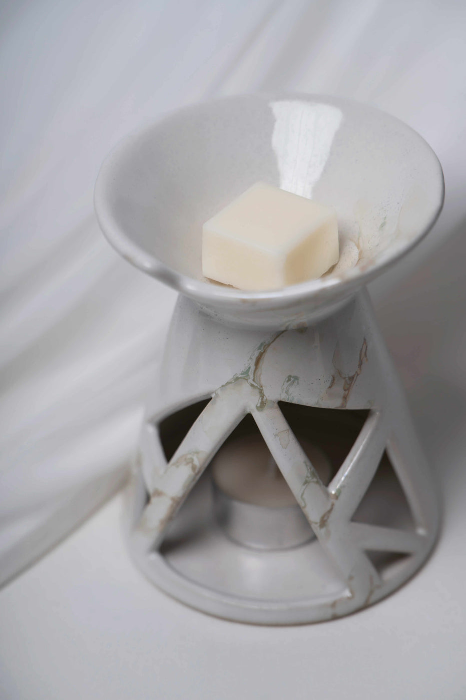 Kominek ażurowy ceramiczny – dekoracyjny element do salonu | Oyasumi