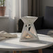 Ceramiczny kominek zapachowy z marmurkowym wzorem na stoliku w salonie