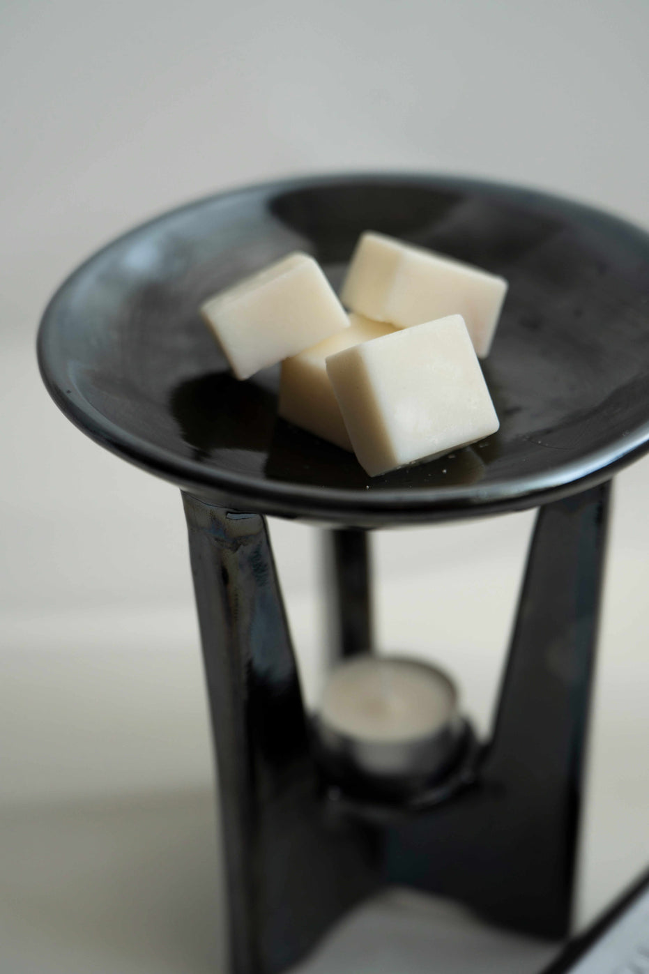 Ceramiczny kominek zapachowy Star na jasnym tle – minimalistyczny design | Oyasumi