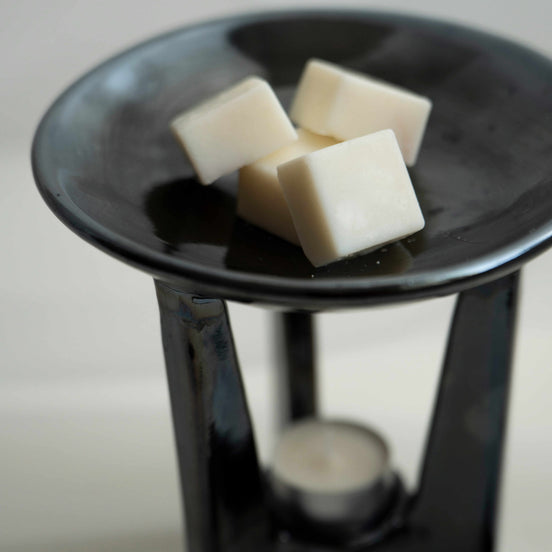 Ceramiczny kominek zapachowy Star na jasnym tle – minimalistyczny design | Oyasumi
