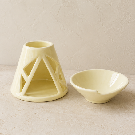 Cytrynowy ceramiczny kominek zapachowy Oyasumi z zapalonym tealightem i zdejmowaną miseczką na wosk