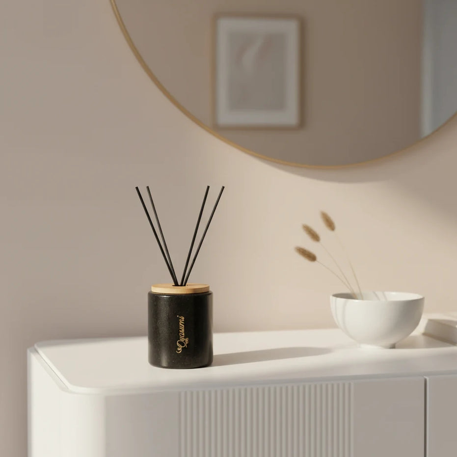 Dyfuzor patyczkowy Oyasumi w czarnym pojemniku - minimalistyczny design z drewnianym deklem