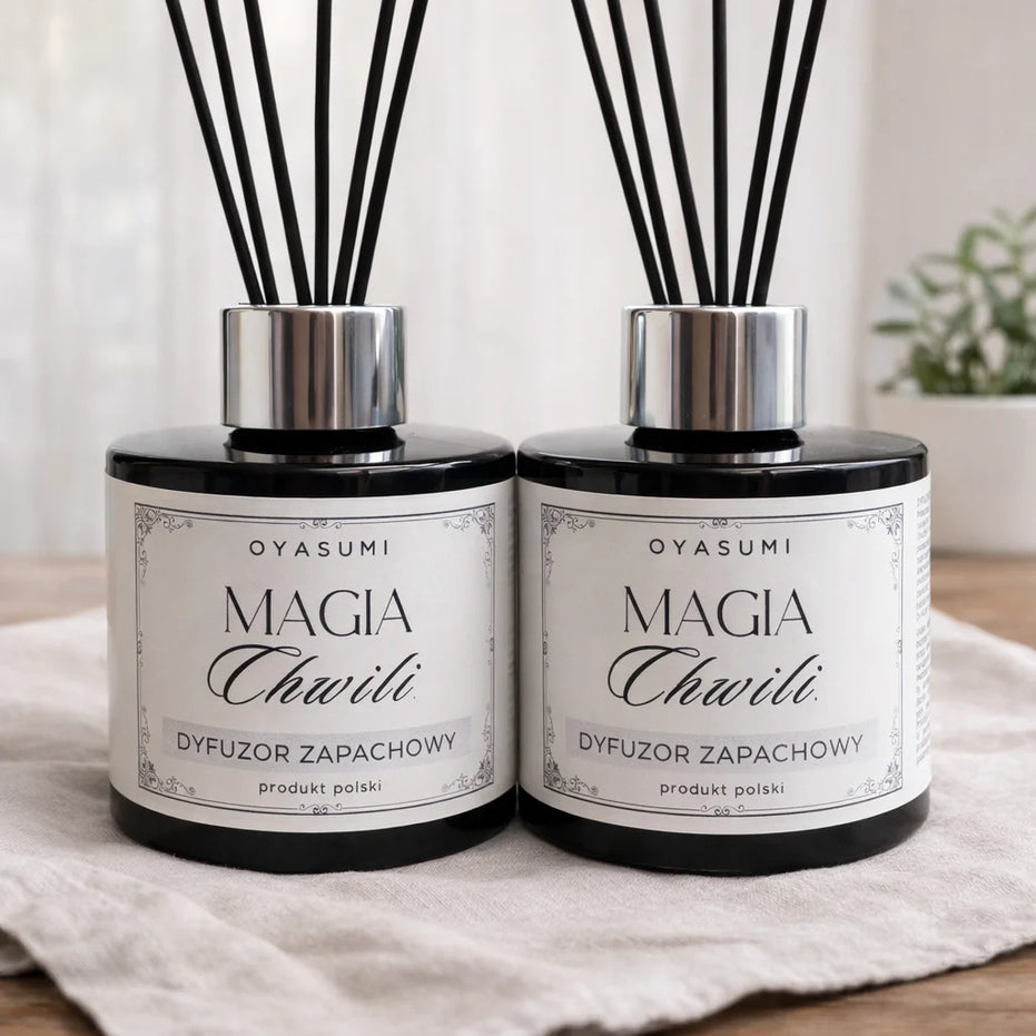 Dwa dyfuzory zapachowe OYASUMI Magia Chwili 100 ml na lnianej serwetce i drewnianym blacie
