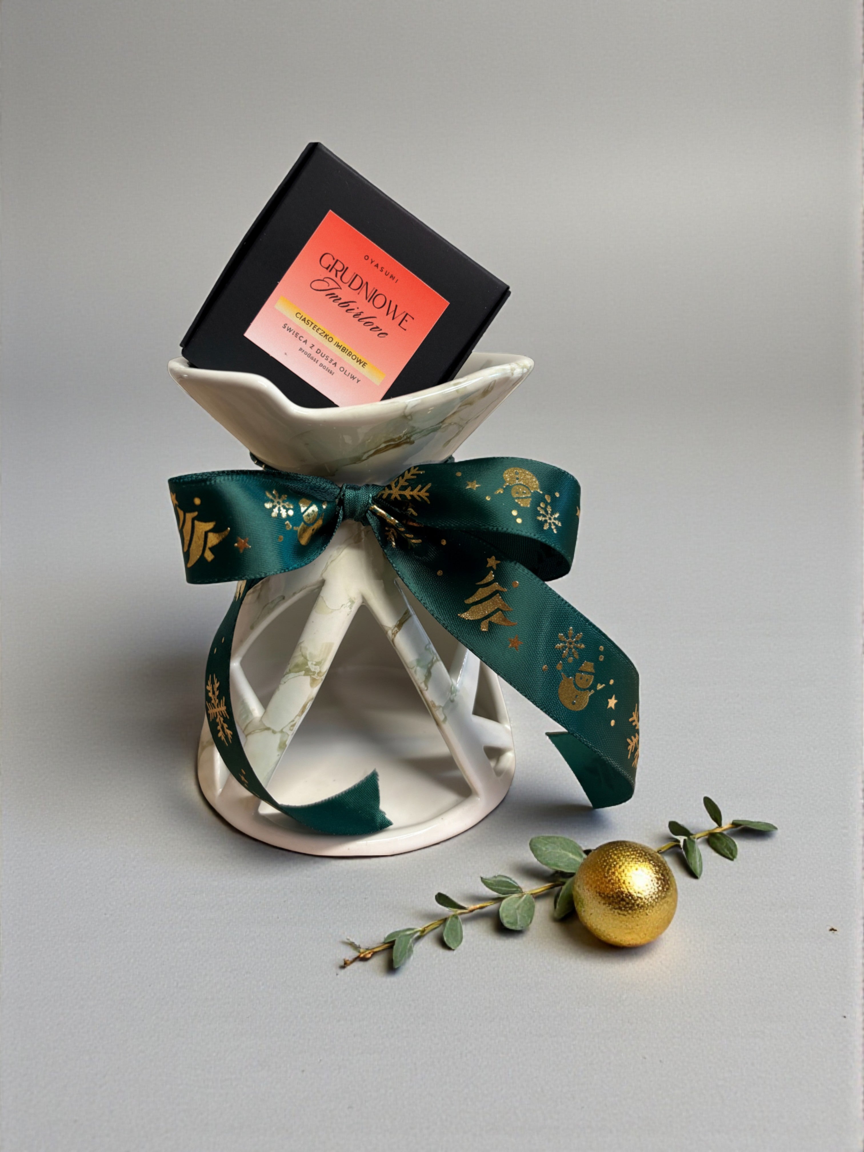 Duftkamin mit durchbrochenem Keramikmuster