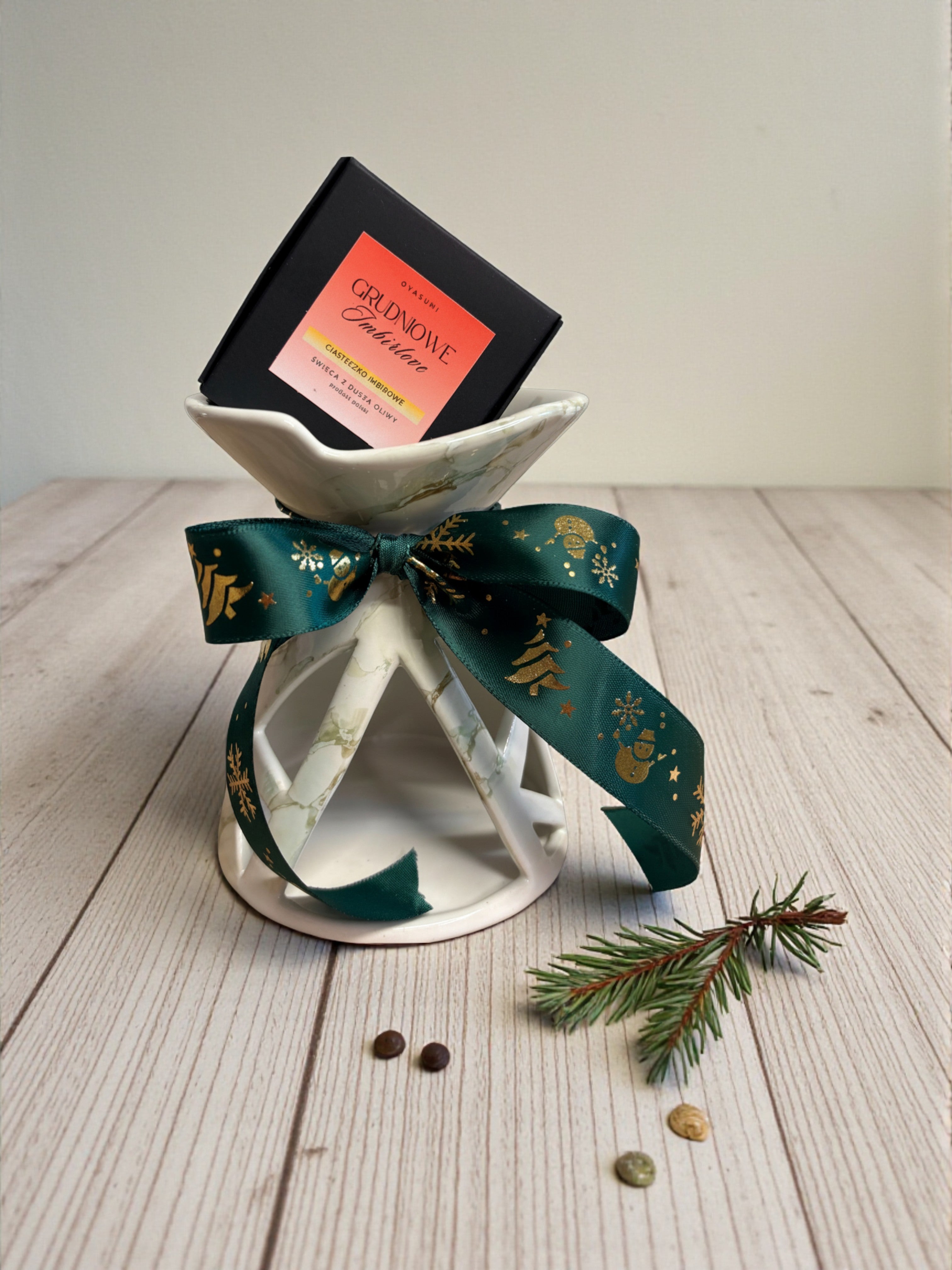 Duftkamin mit durchbrochenem Keramikmuster