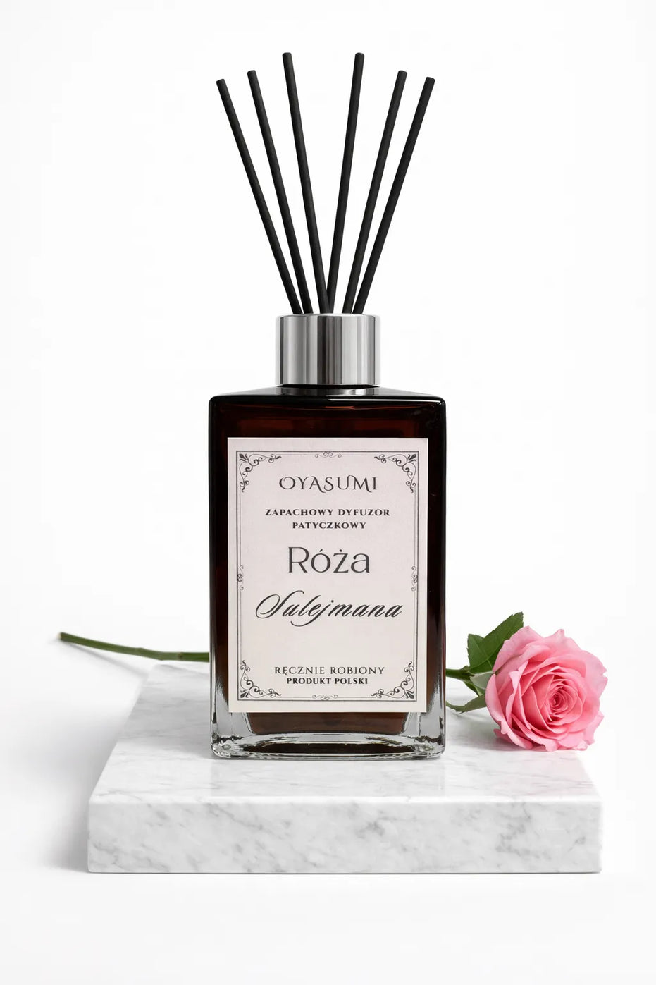 Elegancka buteleczka dyfuzora zapachowego z czarnymi patyczkami – produkt polski handmade.