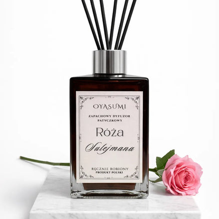 Elegancka buteleczka dyfuzora zapachowego z czarnymi patyczkami – produkt polski handmade.