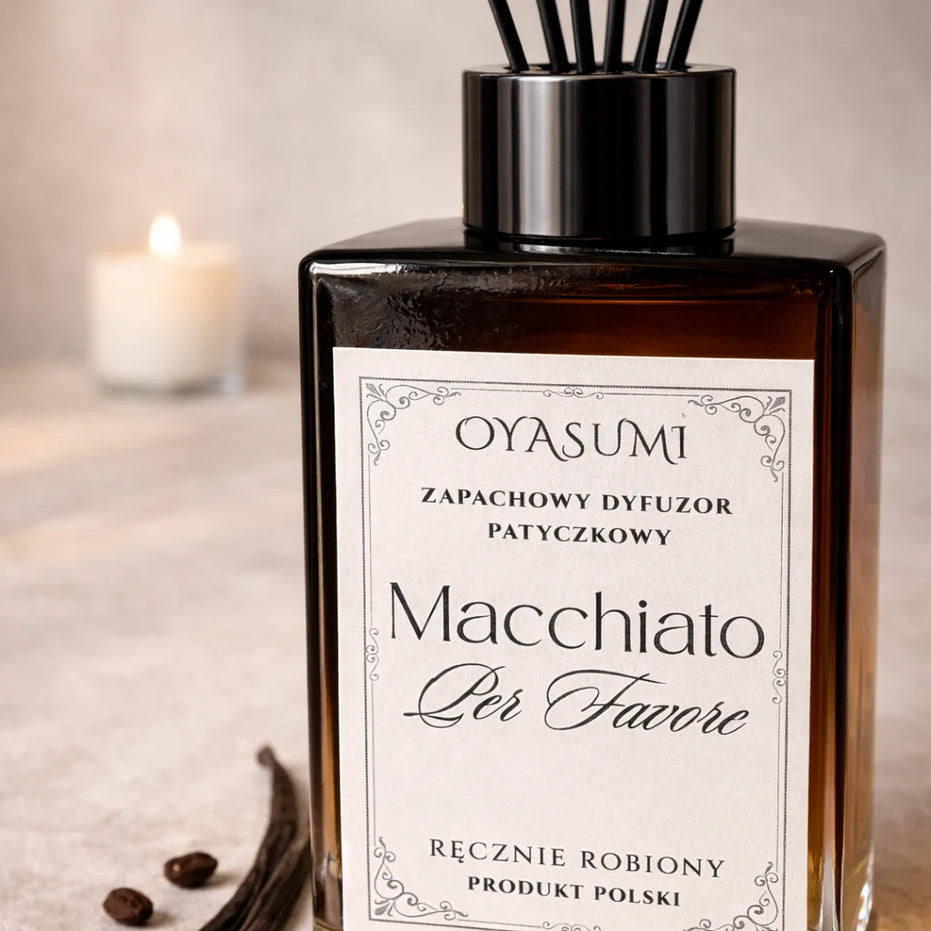 Detal etykiety dyfuzora Macchiato Per Favore OYASUMI z napisem Ręcznie Robiony Produkt Polski