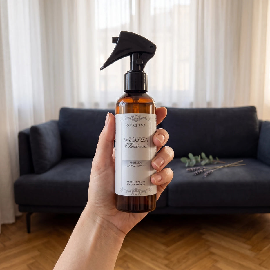 Mgiełka zapachowa Wzgórza Toskanii OYASUMI 200 ml trzymana w dłoni