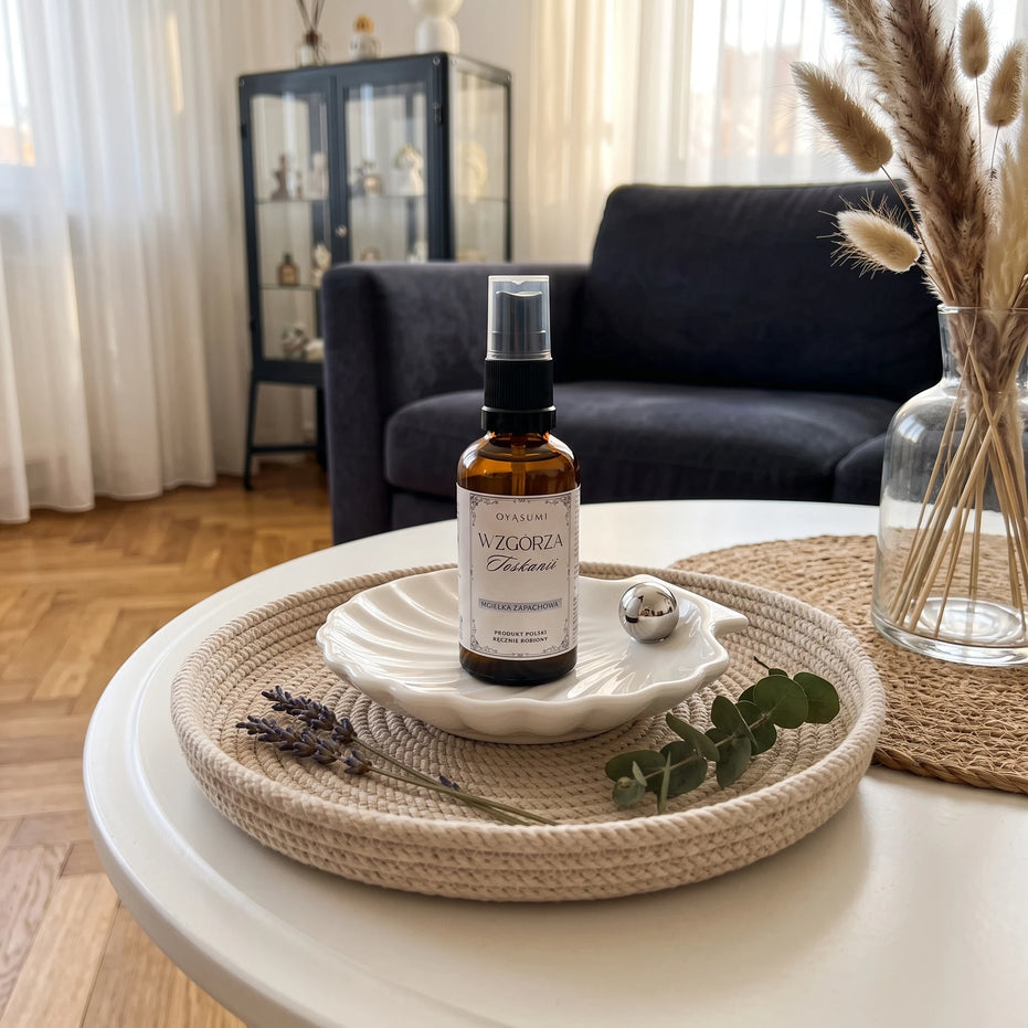 Mgiełka do wnętrz Wzgórza Toskanii OYASUMI 50 ml na stoliku w salonie
