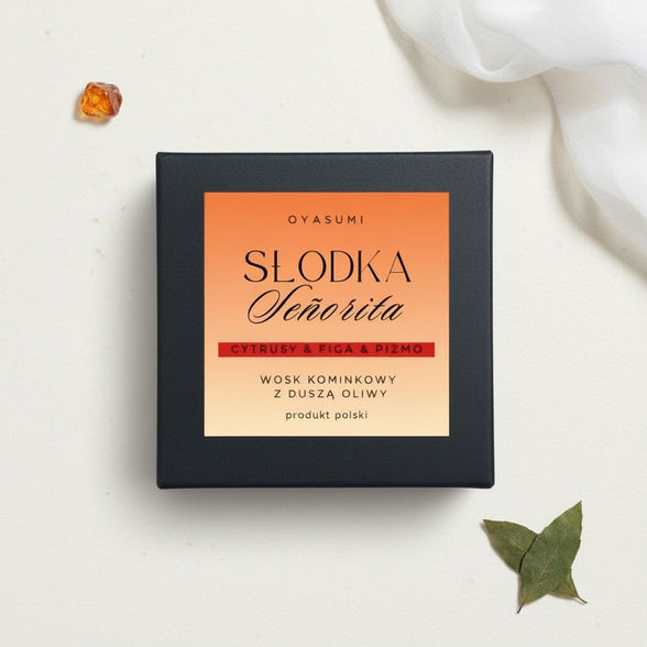 Minimalistyczne pudełko wosku rzemieślniczego Oyasumi z napisem Słodka Señorita i dusza oliwy.