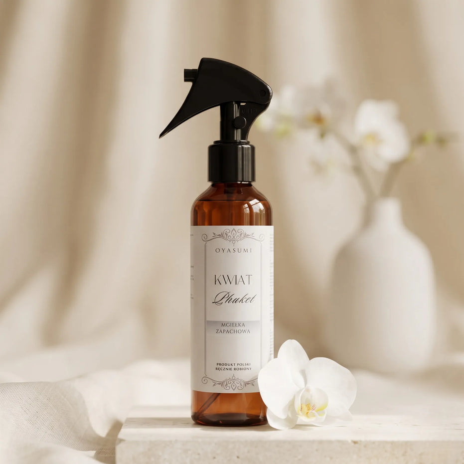 Mgiełka zapachowa Oyasumi Kwiat Phuket z białą orchideą w minimalistycznej aranżacji premium do domu.