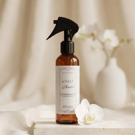 Mgiełka zapachowa Oyasumi Kwiat Phuket z białą orchideą w minimalistycznej aranżacji premium do domu.