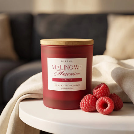 Świeca premium Oyasumi Malinowe Mazowsze z naturalnego wosku oliwnego o intensywnym zapachu malin w nowoczesnym wnętrzu.