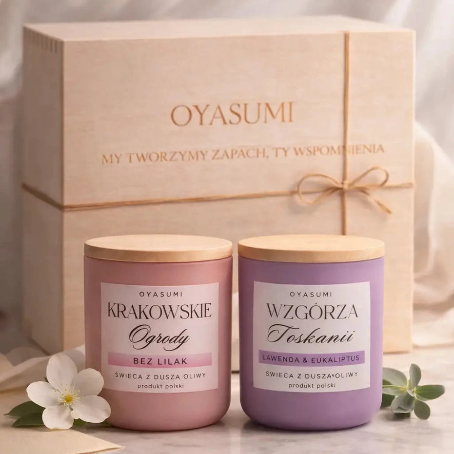 Personalizowane podziękowanie dla świadków i rodziców w formie zestawu świec OYASUMI. Widoczna dedykacja na wewnętrznej stronie wieka drewnianego pudełka oraz dwie pastelowe świece oliwne.