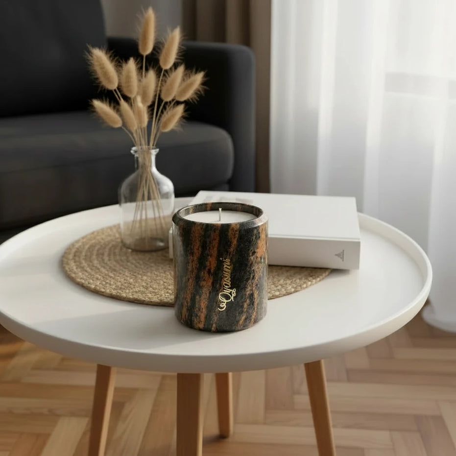Świeca zapachowa Gondola Miłości Luxury Stone Oyasumi na drewnianym stoliku w salonie
