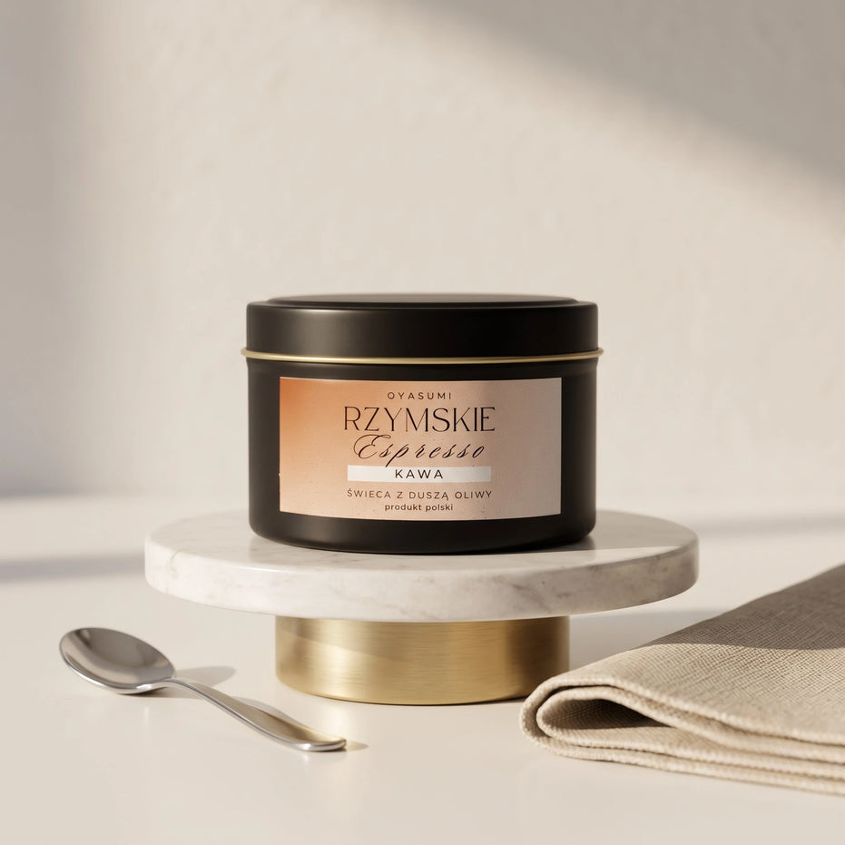 Świeca zapachowa OYASUMI Rzymskie Espresso 90 ml na marmurowej podstawce w minimalistycznej aranżacji wnętrza.
