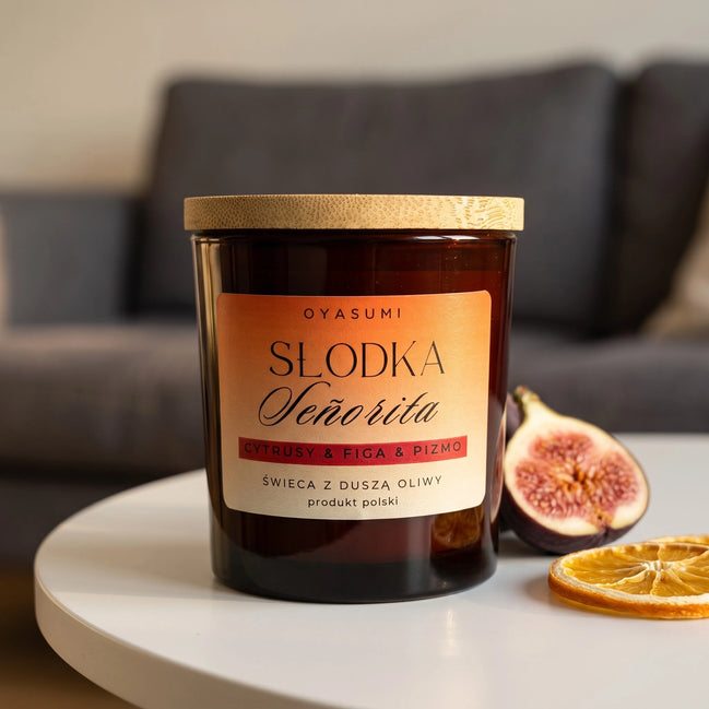 Zbliżenie na świecę zapachową OYASUMI Słodka Señorita z nutami cytrusów, figi i piżma.