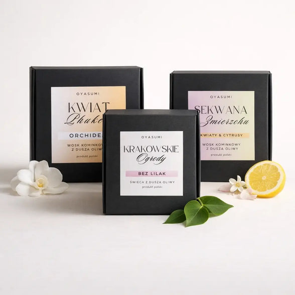 Trzy woski zapachowe z wosku oliwnego Irmy Oyasumi stojące obok siebie. Zapachy to orchidea, bez oraz kwiaty i cytrusy.