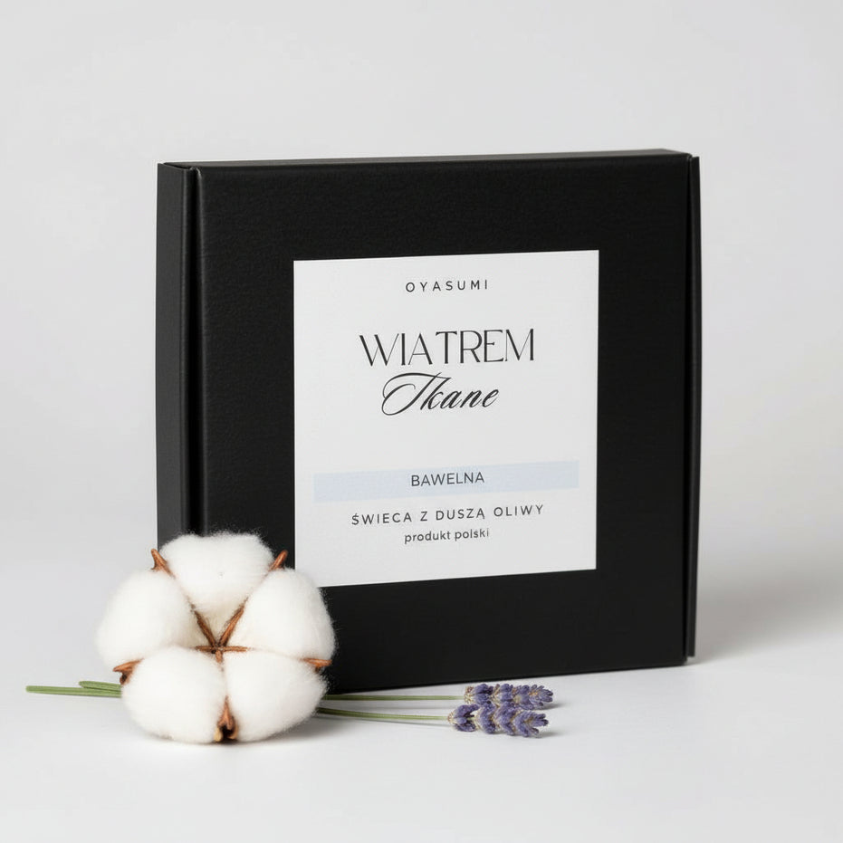 Zbliżenie na etykietę wosku z wosku oliwnego Wiatrem Tkane w aranżacji z bawełną i lawendą