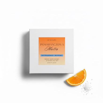 Zapachowy wosk oliwny marki Oyasumi obok soczystego plastra pomarańczy i drobinek białej soli.