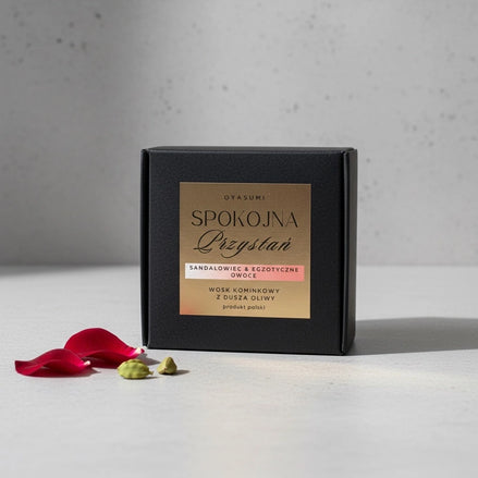 Wosk zapachowy z wosku oliwnego Spokojna Przystań z płatkiem czerwonej róży na jasnym tle